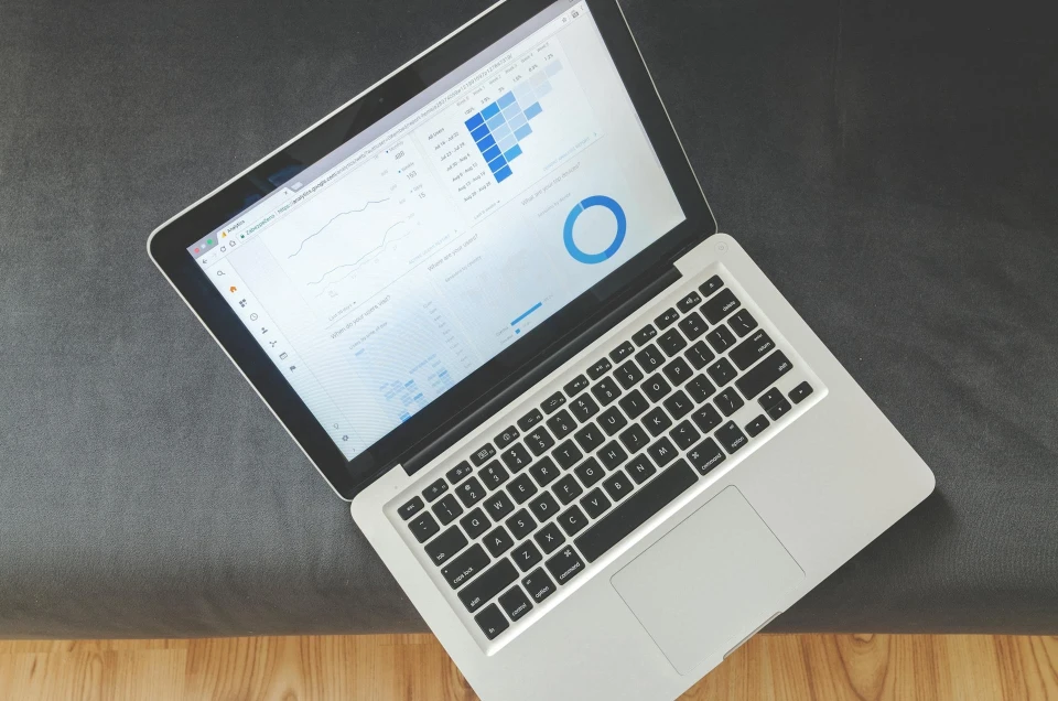 φωτογραφία ενός laptop με το Google Analytics ανοικτό