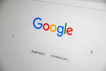 φωτογραφία της σελίδας αναζήτησης του Google σε μια οθόνη