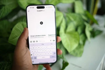 φωτογραφία ενός iPhone με την εφαρμογή ChatGPT ανοικτή