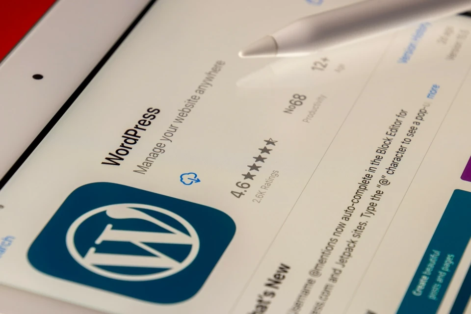 φωτογραφία ενός tablet με τη σελίδα του WordPress ανοικτή