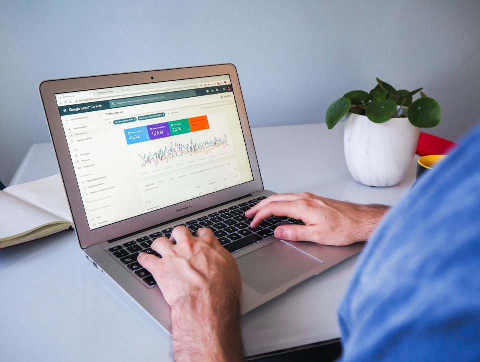 laptop με το Google Search Console ανοιχτό
