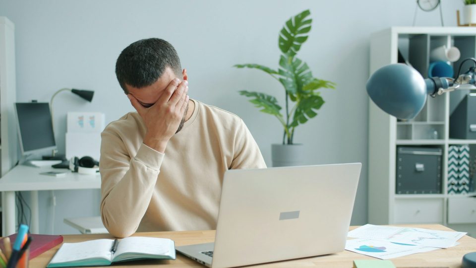 Επιχειρηματίας απογοητευμένος επειδή η ιστοσελίδα του δεν φέρνει πελάτες